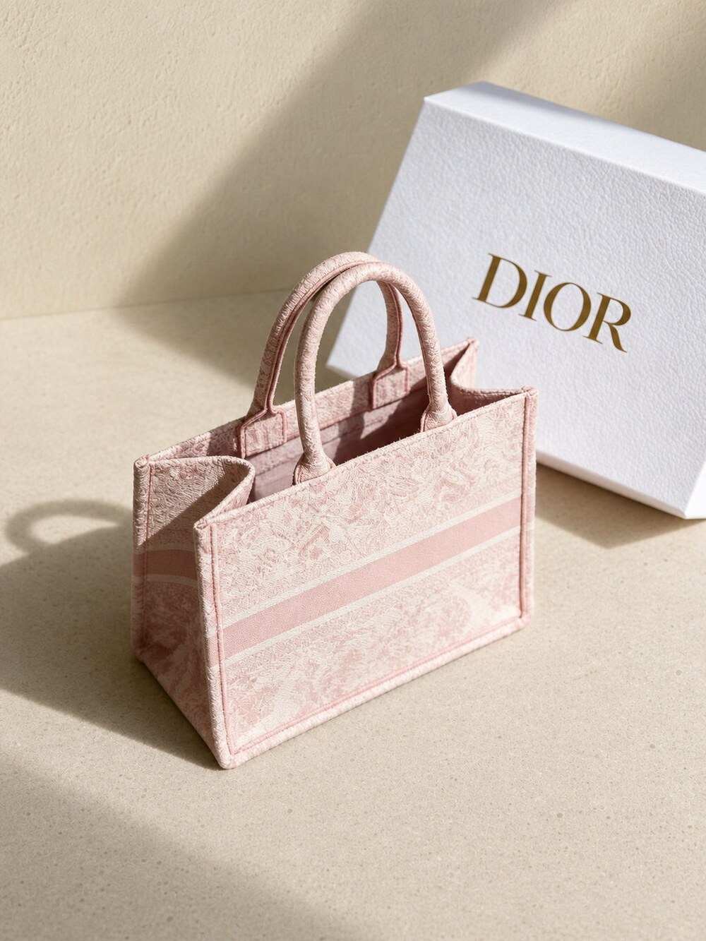 Dior Large Carryall in Pink Embroidered Canvas with Toile de Jouy Motif - Picture 2 of 5